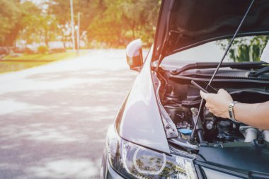 Görüntü bulanıklığı: Asya kadınları halka açık alanda bilgisayar defteri kullanıyorlar