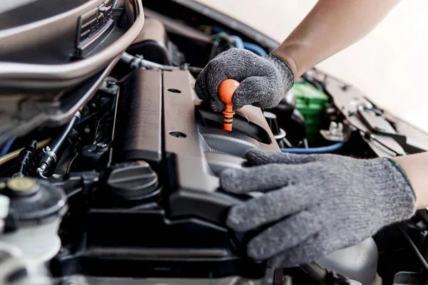 Mechaniker Überprüfen Motorölstand Maschinenraum Auto Reparatur Service Center Service Foto — Stockfoto