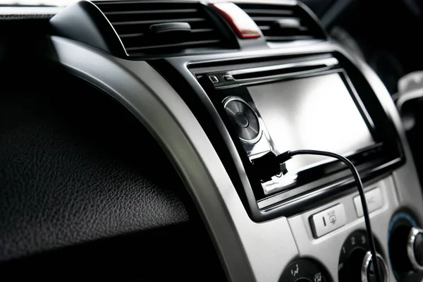 車のオーディオ使用のUsbケーブルを閉じる車のデータカープレイと音楽ナビゲーションシステムを接続 — ストック写真