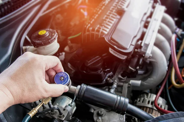 Close Technician Setting Plug Air Refill Kit Car Repair Air — Stock Photo, Image