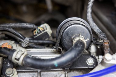 Motor odası servis konseptinde değişiklik ve bakım için eski yağ dişlisi filtresini kapat