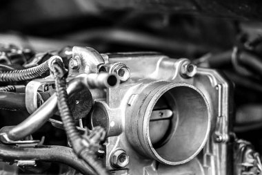 Motor dairesindeki eski gaz pedalını kapat. Karanlık fotoğraf konseptini tamir etmek ve temizlemek için toz ve kurumla birlikte.