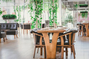 Lokanta manzarası ve yemek için masa sandalyesi güzelce düzenlenmiş ve dekore edilmiş. 