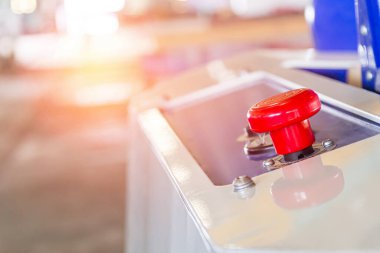 Görünmez fabrika arka planında elektrikli forklift acil durum düğmesini kapat