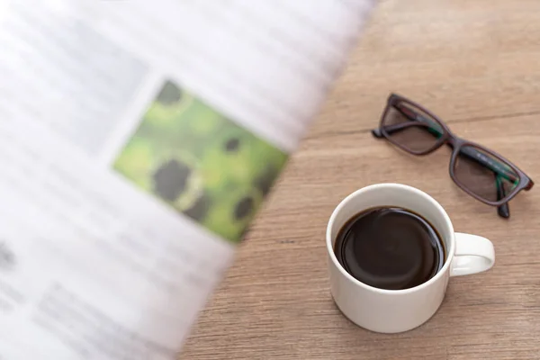 Taza Café Vasos Mesa Madera Con Periódico Borroso Leer Noticias — Foto de Stock