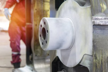 Deney yüzeyi ve metal yüzeydeki çatlaklar çelik yüzeyde Müfettiş Man tarafından işlenen kısırlaştırılmış boyayı kullanır. 