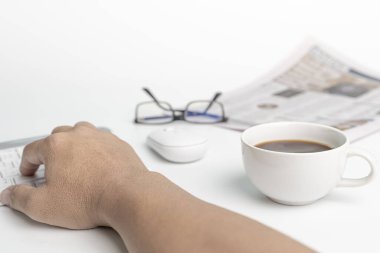 İş konseptinde bilgisayar masaüstü ve arka planda gözlüklü kahve fincanı olan bir adam.