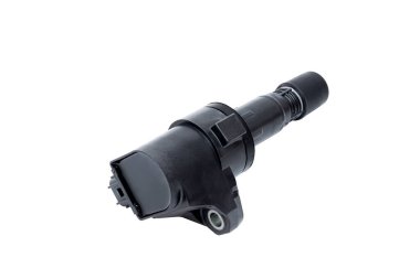 Benzin motorunun ateşleme bobini beyaz arka plan servis konsepti ve araba ile uzun süre bakım