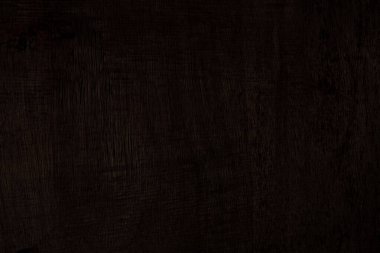 Koyu kahverengi ahşap, pürüzlü bir yüzeyi var.