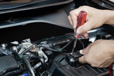 Teknisyen, kontrol ve hizmet konseptinde temizlik için motor odasındaki hava akışı sensörü sürgüsünü çıkardı