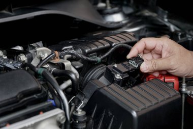 Araç motorunun hava akış sensörünü kapat ve hizmet kontrolü için teknisyen prizini kaldır. Anormal bul 