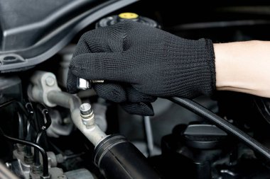 Teknisyen arabanın havalandırma sistemine havalandırma borusuna havalandırma sıvısı eklemiş.