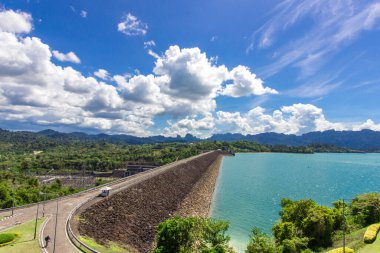 Su depolama barajları seyahat ve eğlence, Tayland 'da güzel bir turizm merkezi olan Ratchaprapa Barajı Thani 