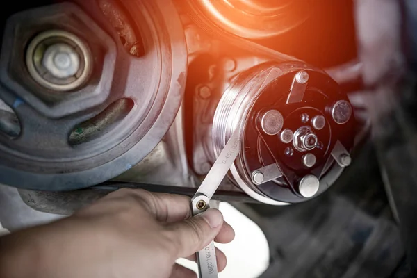 Technicus Gebruik Vulpoorten Controleren Compressor Koppeling Auto Motor Dienst Van — Stockfoto