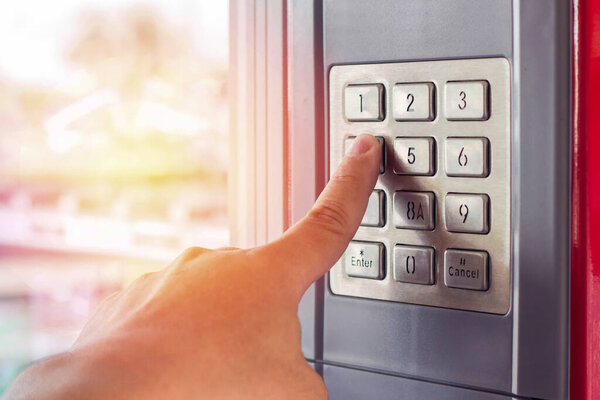 Закройте руки человек палец толкать нижнее число на напитках машины Удобно купить и выбрать желаемый напиток