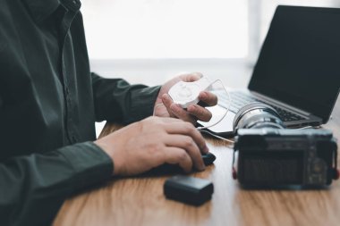 El kamerasını kapat. Kalibrasyon ve kamera, ahşap masadaki pil için dizüstü bilgisayar ekranında renk ayarlama makinesi kullan.