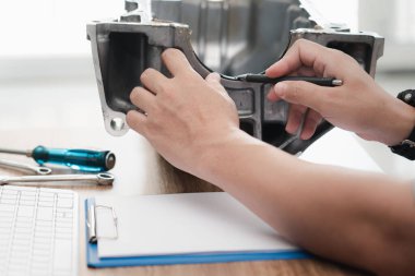 Eski yağ deposunun hasar gören yerlerini teknisyen kontrol etti. Hasarlı motor ve servis konseptini kontrol etti ve tamir etti.