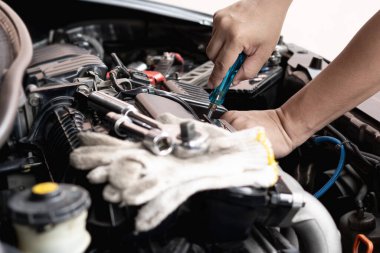 Araba teknisyeni, motor odası servisi ve bakım konseptinde tornavida sökme sürgüsü kullanıyor. 