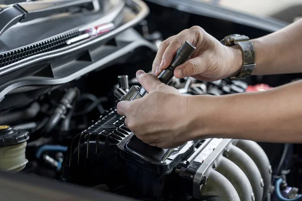 Technik Zkontroluje Starou Cívku Svíčky Popáleninami Cívce Motoru Údržbě Benzínového — Stock fotografie