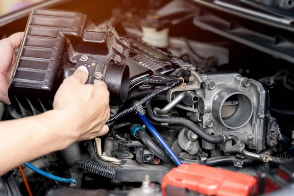 Close Oude Gasklep Lichaam Van Auto Machinekamer Met Een Man — Stockfoto