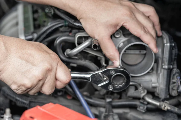 Hand Man Hold Wrench Car Service Engine Throttle Valve Cleaning — Stock Photo, Image