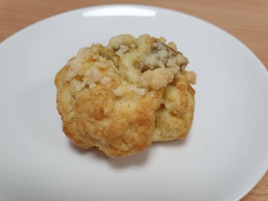 Beyaz tabakta çörek, tatlı.