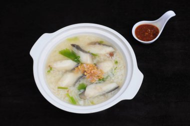 Haşlanmış pirinç ve Çin gümüşü.