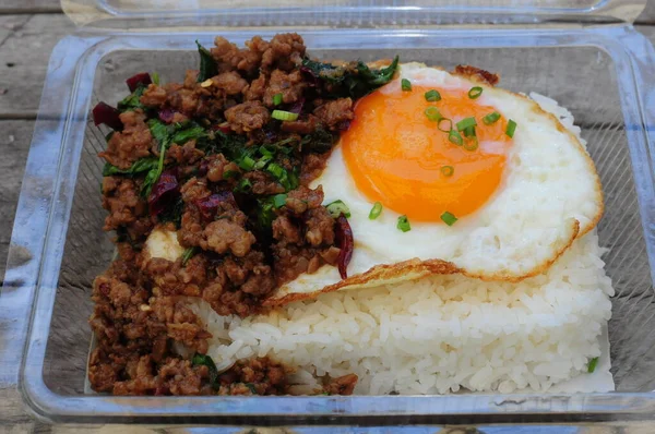 Tailandês Picante Carne Picada Picada Com Manjericão Ovo Pato Frito — Fotografia de Stock