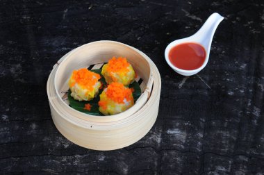 Karides köfteleri Tobiko 'yla üst üste