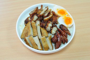 Kızarmış domuz etli pilav, Vietnam usulü sosis, Çin usulü sosis ve haşlanmış yumurta.