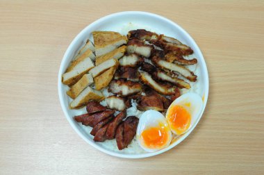 Kızarmış domuz etli pilav, Vietnam usulü sosis, Çin usulü sosis ve haşlanmış yumurta.