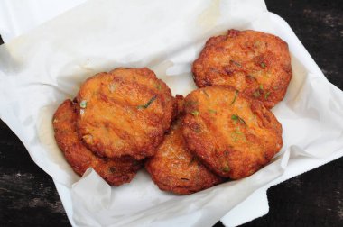 Kırmızı körili balık keki, Tayland yemeği.