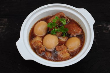 tatlı kahverengi sos yumurta ve domuz eti