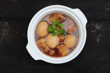 tatlı kahverengi sos yumurta ve domuz eti