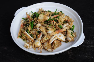 Sarı köri soslu kızarmış yengeç bacağı.