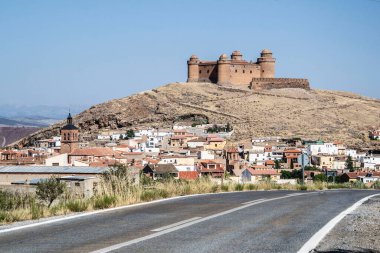 CALAHORRA Şatosu, LA CALAHORRA 'NIN KÖPEĞİNDE BİR YÜKSEK VE BÜYÜK BÖLÜM. Fotografı Yoldan KÖPEK 'İN DÜŞÜNKLERİNE GİRİŞ.