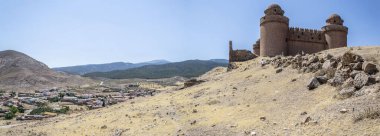 Calahorra kalesi ve Calahorra kasabasının panoramik manzarası. Kalenin yanındaki kayaları ve arka plandaki yeşil dağları da görebilirsiniz..