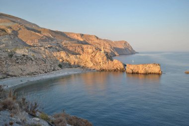 Kayalıkların gün batımı manzarası ve Granada 'daki Castell de Ferro' daki La Rijana plajı.