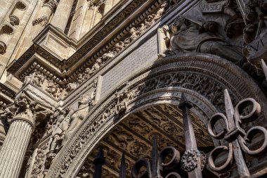 Granada Katedrali 'nin Affedilme Kapısı' nın ayrıntıları. İnanç ve adalet alegorileri içeren bir kart.