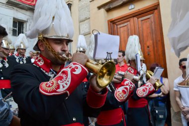 Granada, İspanya, 17 Nisan 2014: Aurora de Granada geçit töreninde altın kornet çalan insanlar