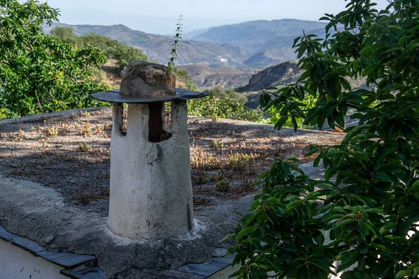 Típica Chimenea Blanca Alpujarra Tejado Con Montañas Fondo Laroles Nevada —  Fotos de Stock