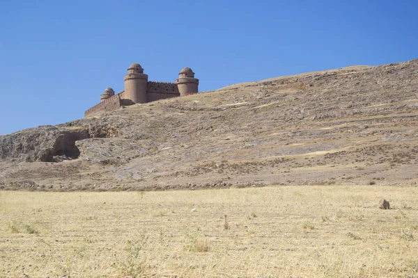 卡拉拉城堡 在山丘上 被高原草原包围着 — 图库照片