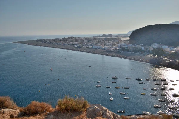 Motril Calahonda Kasabasının Sahil Şeridinde Panoramik Evler Manzaralı Tekneli Iskele — Stok fotoğraf