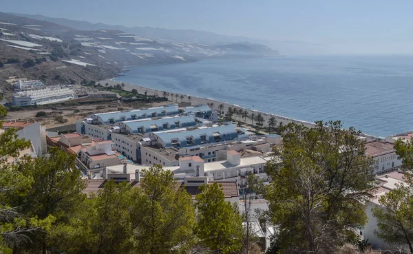 Deniz Kenarından Castell Ferro Nun Mavi Evleri Görünüyor — Stok fotoğraf