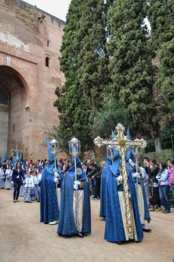 Puerta de la Justicia, Granada, İspanya; 19 Nisan 2014: Nasıralılar veya Santa Maria de la Alhambra 'nın Kutsal Cumartesisi geçit törenindeki tövbekârlar elektrikli mavi bornozlar giyerek Alhambra' nın Adalet Kapısı 'ndan ayrıldılar. Paskalya haftası.