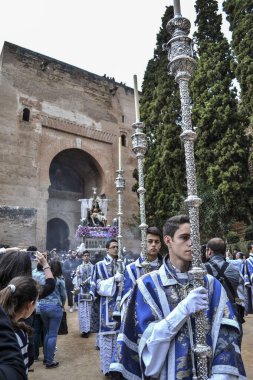 Puerta de la Justicia, Granada, İspanya; 19 Nisan 2014: Santa Maria de la Alhambra 'nın rahipleri veya büyük kardeşleri Kutsal Cumartesi günü Alhambra' daki Puerta de la Justicia 'dan kamuoyuyla birlikte ayrılırlar.