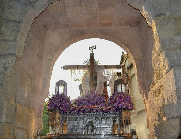 Santa Maria Alhambra Nın Tersine Menekşe Çiçeklerle Çevrili Olarak Narların — Stok fotoğraf