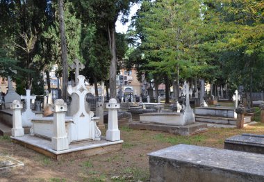 Mezarları ve haçları olan San Jose de Granada mezarlığı