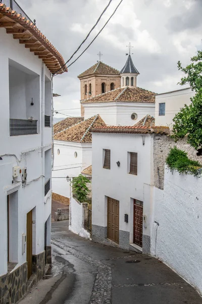白い家とMudejarスタイルの教会とアルプジャラのValor村の坂の通り — ストック写真