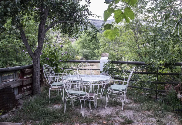 Tafel Vier Witte Smeedijzeren Stoelen Een Terras Met Uitzicht Het — Stockfoto